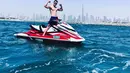 Tidak hanya seru-seruan di padang pasir, putra Venna Melinda ini juga menikmati bermain jet ski di pantai Dubai.
Verrel lebih memilih untuk shirtless dan memamerkan otot perutnya yang sixpack. Untuk bawahannya, Verrel memakai bokser biru saja. (Instagram/bramastavrl)