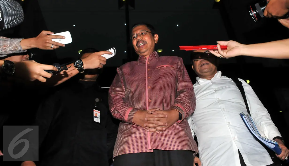 Plt Gubernur Sumut Tengku Erry Nuradi usai menjalani pemeriksaan di KPK, Jakarta, Senin (12/10). Tengku Erry diperiksa sebagai saksi untuk Gubernur Sumut Gatot Pujo Nugroho terkait kasus suap hakim dan panitera PTUN Medan. (Liputan6.com/Helmi Afandi)