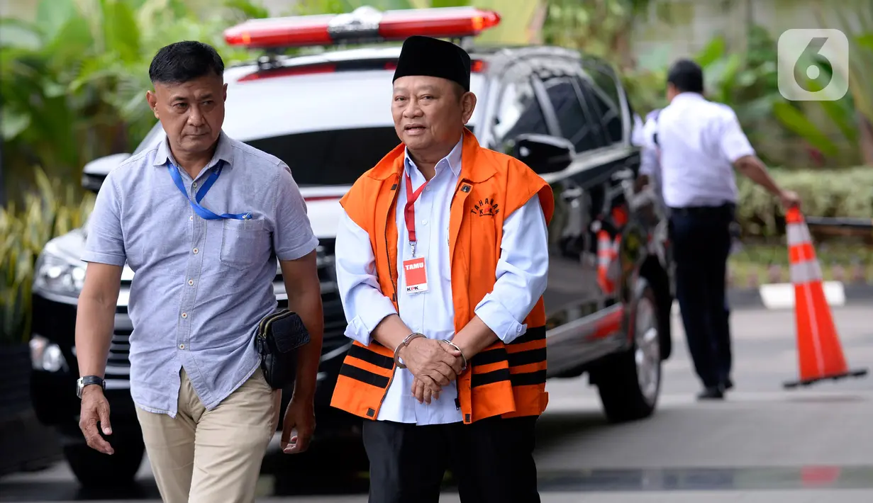 Bupati Sidoarjo nonaktif, Saiful Ilah (kanan) tiba untuk menjalani pemeriksaan di gedung KPK, Jakarta, Rabu (19/2/2020). Saiful Ilah diperiksa sebagai tersangka dalam kasus dugaan suap pengadaan empat proyek infrastruktur di Dinas PUPR Kabupaten Sidoarjo. (merdeka.com/Dwi Narwoko)