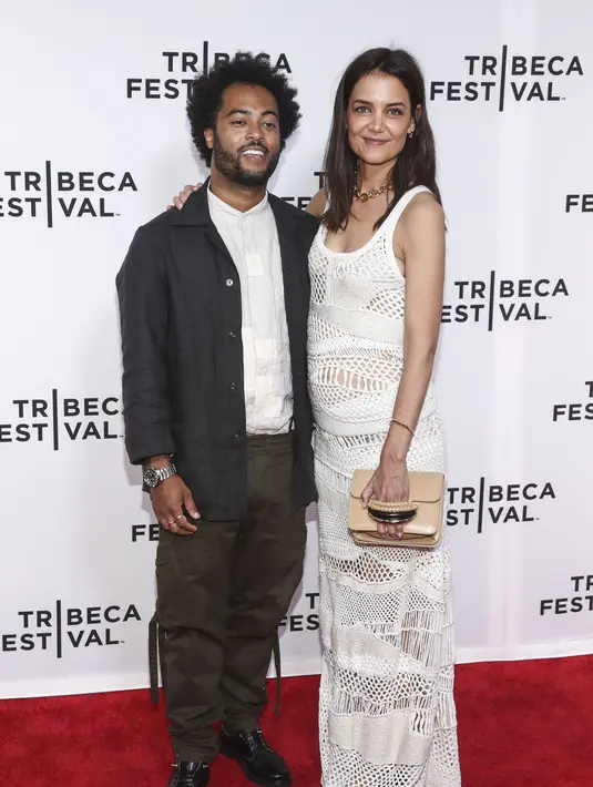 Katie Holmes dan kekasih barunya, Bobby Wooten saat menghadiri pemutaran perdana "Alone Together" di Teater SVA selama Festival Tribeca 2022 di New York (14/6/2022). Katie Holmes dan Bobby Wooten mulai nyaman dengan hubungan baru mereka. (AP Photo/Andy Kropa)