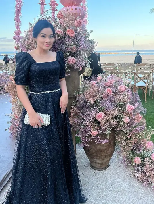 Di pernikahan Adinia Wirasti, Titi Kamal terlihat elegan dengan gaun princess berwarna hitam [@titi_kamall]