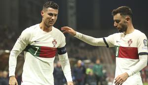 Selebrasi kememnagan dua pemain Timnas Portugal, Cristiano Ronaldo (kiri) dan Bruno Fernandes setelah berakhirnya laga menghadapi Bosnia Herzegovina pada lanjutan Grup J Kualifikasi Euro 2024 di Stadion Bellino Polje, Selasa (17/10/2023) dini hari WIB. (AP Photo/Armin Durgut)