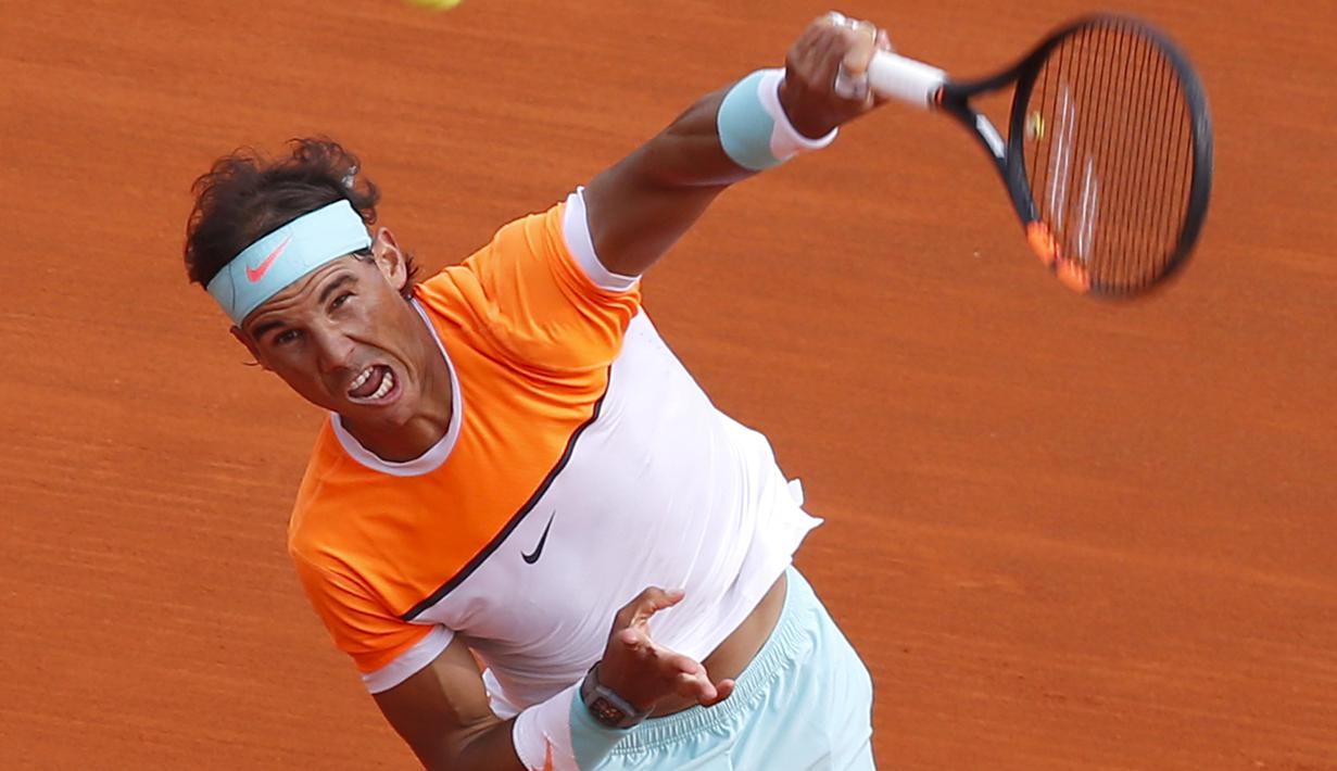 Rafael Nadal melepaskan pukulan keras kontra Novak Djokovic (REUTERS/Jean-Paul Pelissier)