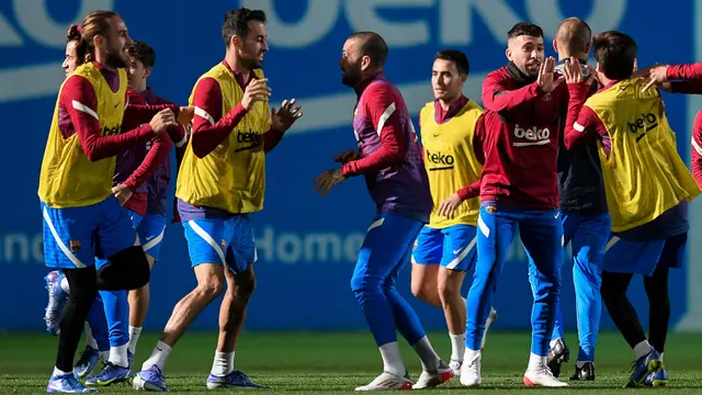 Foto: Wajah Serius Xavi Pimpin Latihan, Dani Alves dan Pemain Barcelona Lainnya Pada Sumringah