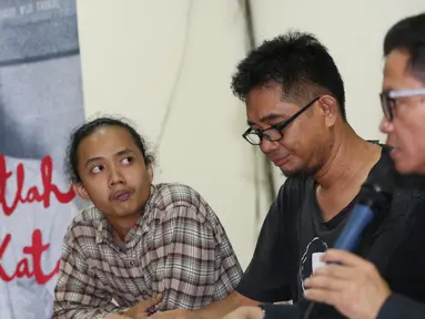 Anak Wiji Thukul, Fajar Merah (kiri) saat menghadiri konferensi pers dengan tema "Film Wiji Thukul dan Janji Jokowi" di Jakarta, Rabu (25/1). Seiring dengan pemutaran film ini, keluarga Thukul kembali menuntut Presiden Jokowi. (Liputan6.com/Faizal Fanani)