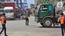 Sejumlah titik terdampak kemacetan terpantau mulai dari Pos 9 Pelabuhan Tanjung Priok, Jakarta hingga depan NPCT 1 (New Priok Container Terminal One). (Liputan6.com/Angga Yuniar)