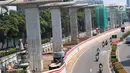 Suasana proyek LRT yang sepi aktivitas di Jalan HR Rasuna Said, Jakarta, Selasa (1/5). Peringatan Hari Buruh membuat sejumlah proyek meliburkan para pekerjanya. (Liputan6.com/Immanuel Antonius)