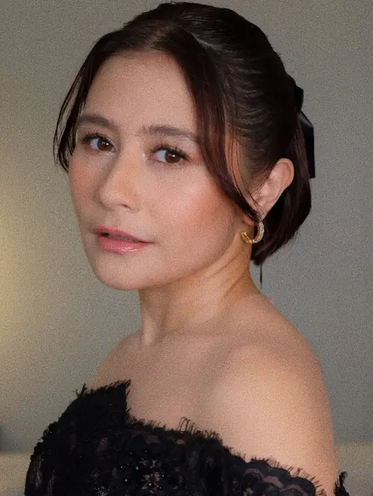 Wajahnya dipulas oleh @elbiefajarrboy dengan look flawless fresh. Diaplikasikan blush on coral dan lipstik nude glossy. [@elbiefajarrboy]