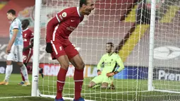 Bek Liverpool, Joel Matip berselebrasi usai mencetak gol ke gawang Wolverhampton Wanderers pada pertandingan lanjutan Liga Inggris di Stadion Anfield, Liverpool, Inggris, Minggu (7/12/2020). Liverpool menang telak atas Wolverhampton 4-0. (Peter Powell/Pool via AP)