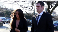 Mantan pemain Manchester City, Adam Johnson, (kanan) mendatangi Pengadilan Bradford Crown, Rabu (10/2/2016) siang waktu setempat, bersama kekasihnya, Stacey Flounder. (BBC)