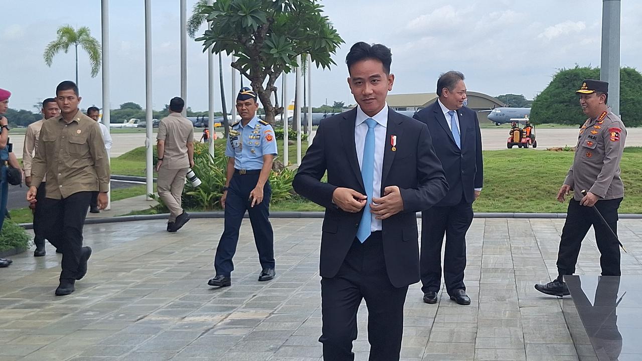 Senyum Santai Gibran Usai Dipecat PDIP: Tunggu Saja