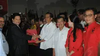 Capres Joko Widodo beserta cawapres Jusuf Kalla resmi mendaftarkan diri ke Komisi Pemilihan Umum (KPU), Senin (19/5/14). (Liputan6.com/Herman Zakharia)