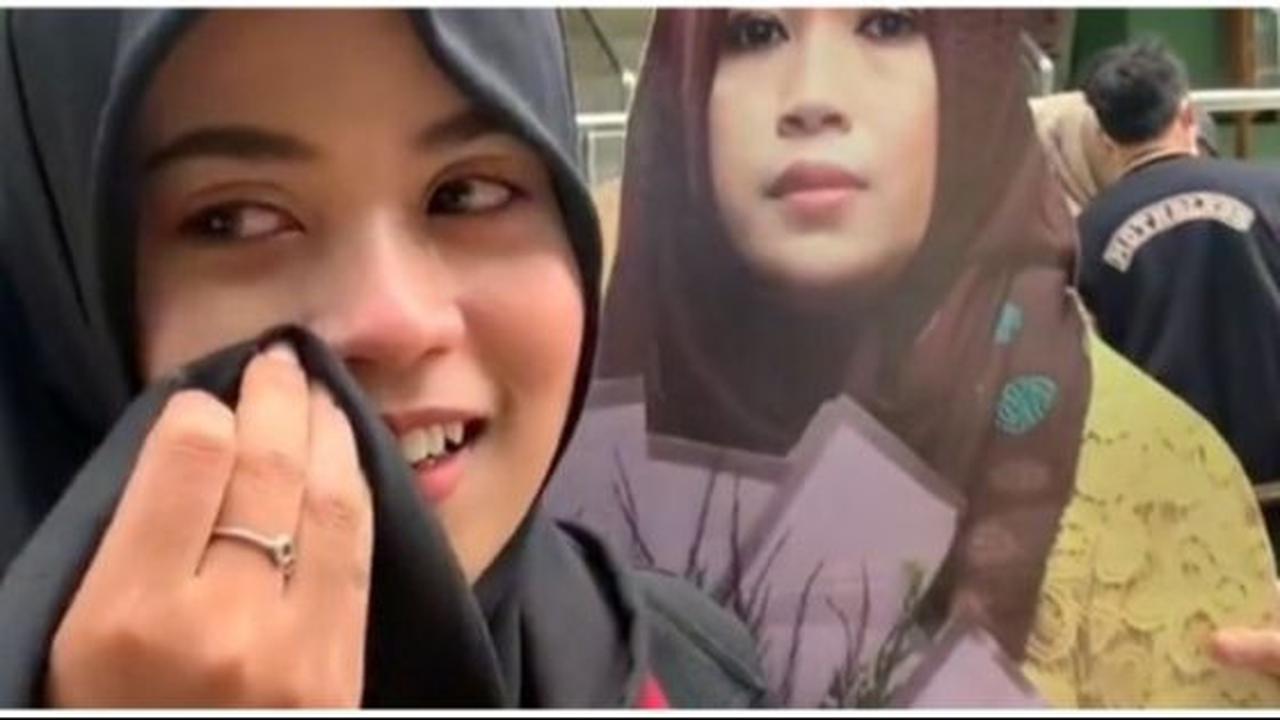 Momen Wanita Dapat Standee Foto Almarhum Ibunya usai Sidang Skripsi Ini Viral, Bikin Haru