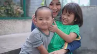 "Kalau aku dulu ketika ngelihat guru ngajiku, aku lari lah ke kamar. Karena dulu ngaji itu membosankan sistemnya," ujar Zaskia Adya Mecca saat ditemui di Masjid Istqlal, Jakarta Pusat beberapa hari lalu. (Instagram/zaskiadyamecca)