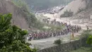 Aksi para pebalap sepeda selepas start dari Kantor Bupati Padang Pariaman dalam Etape 2 Tour de Singkarak 2015, Minggu (4/10/2015). (Bola.com/Arief Bagus)