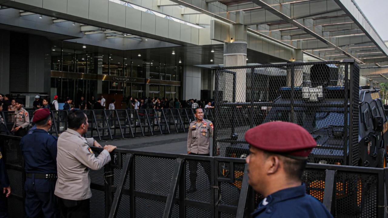 Sejumlah petugas pengamanan KPU dan kepolisian berjaga di depan pintu masuk area debat kedua Capres-Cawapres 2024 di Jakarta Convention Center, Senayan, Jakarta, Jumet (22/12/2023).