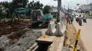 Pekerja menyelesaikan proyek pembangunan flyover perlintasan kereta api di Bintaro, Jakarta, Minggu (19/3). Flyover ini dibangun untuk mengatasi kemacetan di perlintasan kereta api tersebut. (Liputan6.com/Helmi Afandi)