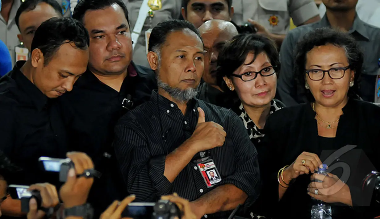 Wakil Ketua KPK, Bambang Widjojanto di periksa hampir 12 jam dan 14 pertanyaan yang di ajukan kepada dirinya oleh penyidik Bareskrim, Jakarta, Selasa, (4/2/2015). (Liputan6.com/JohanTallo)