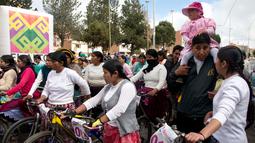 Sejumlah wanita bersiap mengikuti perlombaan sepeda Cholita di El Alto, La Paz, Bolivia. (12/11). Balapan ini hanya boleh diikuti kaum wanita pribumi setempat. (AP Photo / Juan Karita)