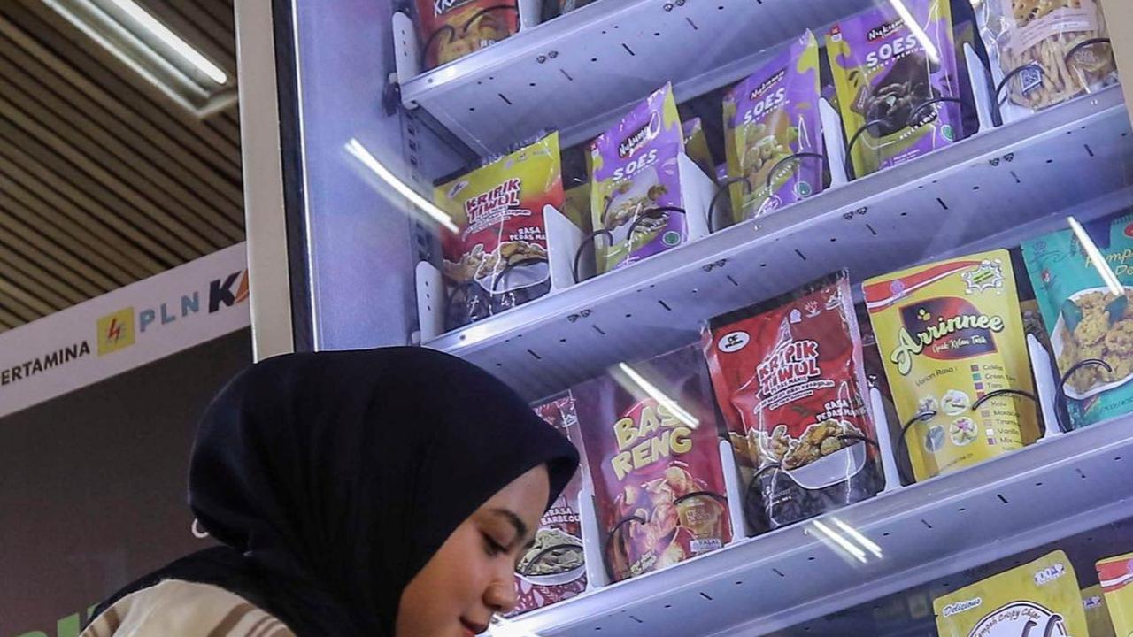 FOTO: Penampakan Vending Machine yang Menjual Produk UMKM Dalam Negeri Usai Diluncurkan Menteri BUMN Erick Thohir