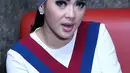 "Iya dong (bangga). Jadi kita kayak ada wadah untuk berkarir. Kalo enggak ada konser atau acara musik kita nyanyinya dimana, masa off air terus," kata pemilik album Princess Syahrini. (Nurwahyunan/Bintang.com)