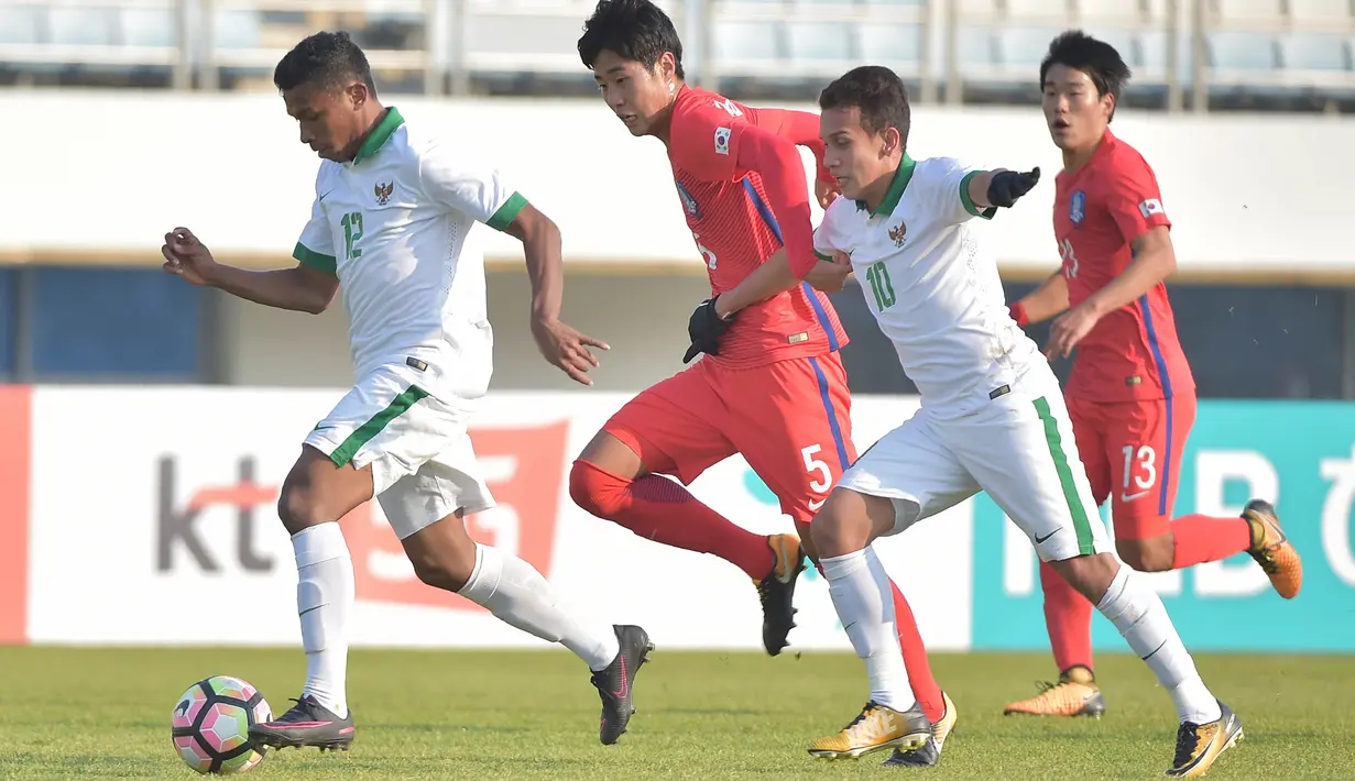 Bek Indonesia U-19, Muhammad Rifad Marasabessy, berusaha melewati pemain Korea Selatan (Korsel) pada kualifikasi Piala Asia U-19 2018 di Stadion Paju, Sabtu (4/11/2017). Korsel menang 4-0 atas Indonesia. (AFP/Kim Doo-Ho)