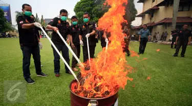 Direktorat Reserse Narkoba Polda DIY membakar barang bukti sitaan berupa 49 kilogram ganja kering di Mapolda DI Yogyakarta, Selasa (8/3). Barang bukti tersebut merupakan hasil operasi Narkoba Progo sepanjang Februari 2016 lalu. (Foto : Boy Harjanto)