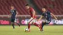Pemain Timnas Indonesia U-19, Egy Maulana Vikri menggiring bola saat diadang pemain Jepang U-19 pada laga uji coba di Stadion Utama GBK, (24/3/2018). Indonesia U-19 Kalah 1-4. (Bola.com/Nicklas Hanoatubun)