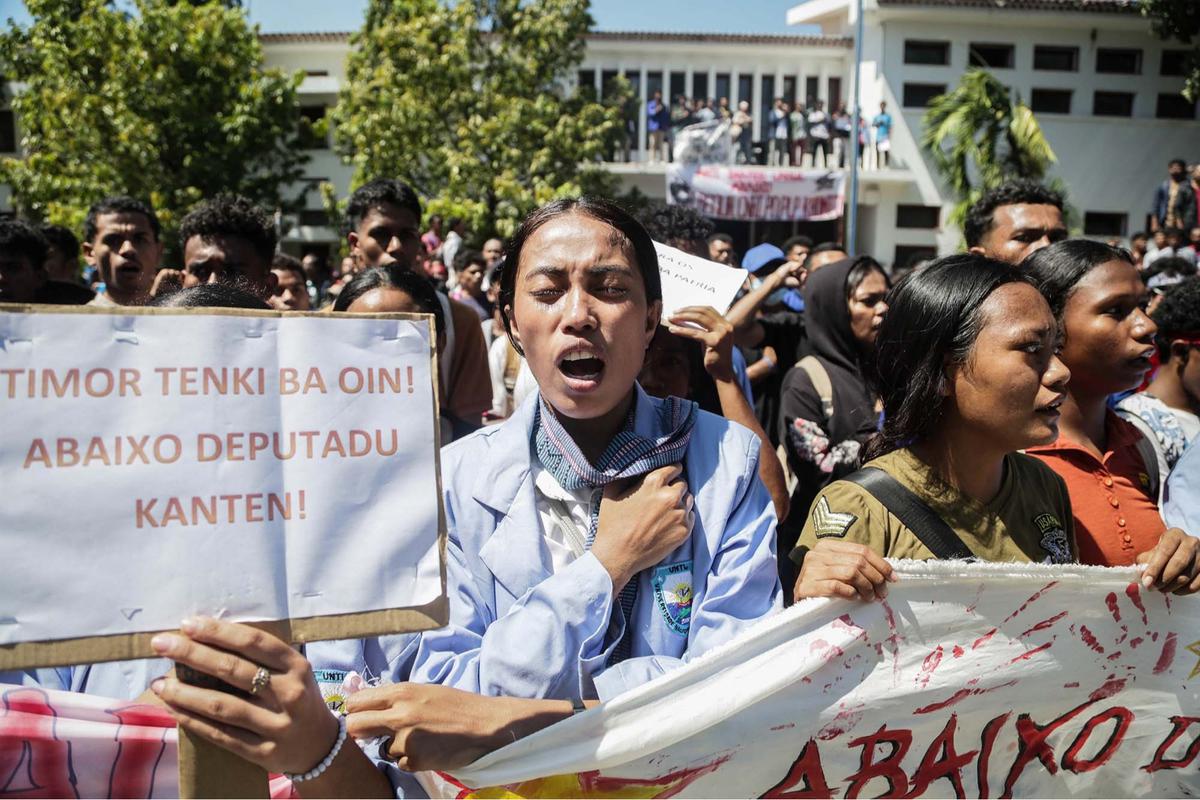 FOTO: Demo Hari Kedua, Mahasiswa Timor Leste Bentrok dengan Polisi