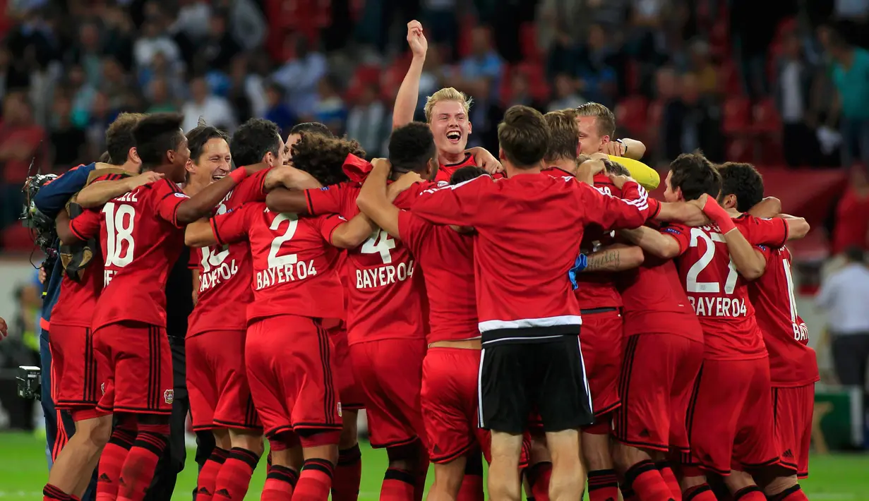 Para pemain Leverkusen merayakan selebrasi usai bertanding melawan Lazio pada leg kedua Liga Champions di Leverkusen, Jerman, (26/8/2015). Leverkusen menang atas Lazio dengan skor 3-0. (AFP PHOTO/Patrik STOLLARZ)