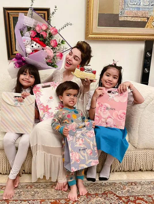 Kejutan ulang tahun Nurah Syahfiran (Sumber: Instagram/nourahsheivirah)