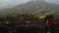 Tim SAR operasi mencari korban jatuh di jurang Gunung Slamet (Liputan6.com / Edhie Prayitno Ige)