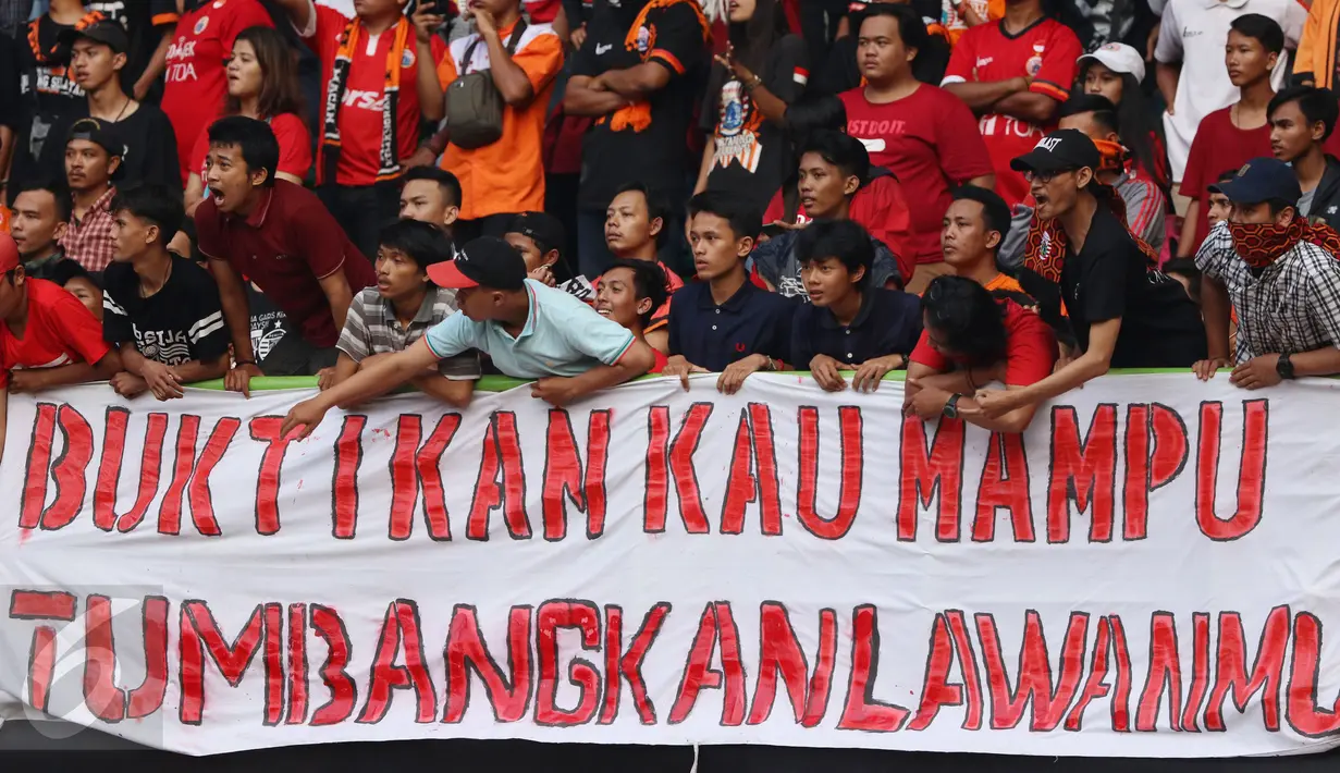 Suporter membentangkan spanduk protes usai menyaksikan laga Persija melawan Mitra Kukar pada lanjutan Liga 1 Indonesia di Stadion Patriot Candrabhaga, Bekasi, Minggu (14/5). Laga kedua tim berakhir imbang 1-1. (Liputan6.com/Helmi Fithriansyah)