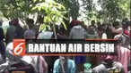 Agar pembagian merata, warga pun ditahan untuk mengambil air sebelum bak penampungan terisi penuh.