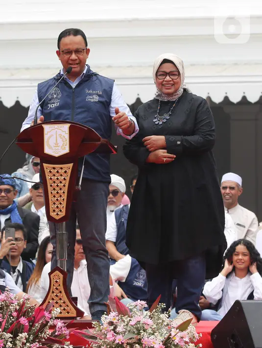 Gubernur DKI Jakarta Anies Baswedan didampingi Istri Fery Farhati memberikan sambutan saat acara perpisahan di Balai Kota, Jakarta pusat, Minggu (16/10/2022). Pemprov DKI Jakarta bersama relawan menggelar acara perpisahan untuk Gubernur DKI Jakarta Anies Baswedan yang masa jabatannya berakhir tepat hari ini. (Liputan6.com/Herman Zakharia)