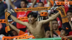 Suporter tim Macan Kemayoran membentangkan syal sambal bersorak saat menyaksikan laga Persija melawan Persipura di Stadion Patriot Candra Bhaga, Bekasi, Sabtu (8/7). (Liputan6.com/Helmi Fithriansyah)