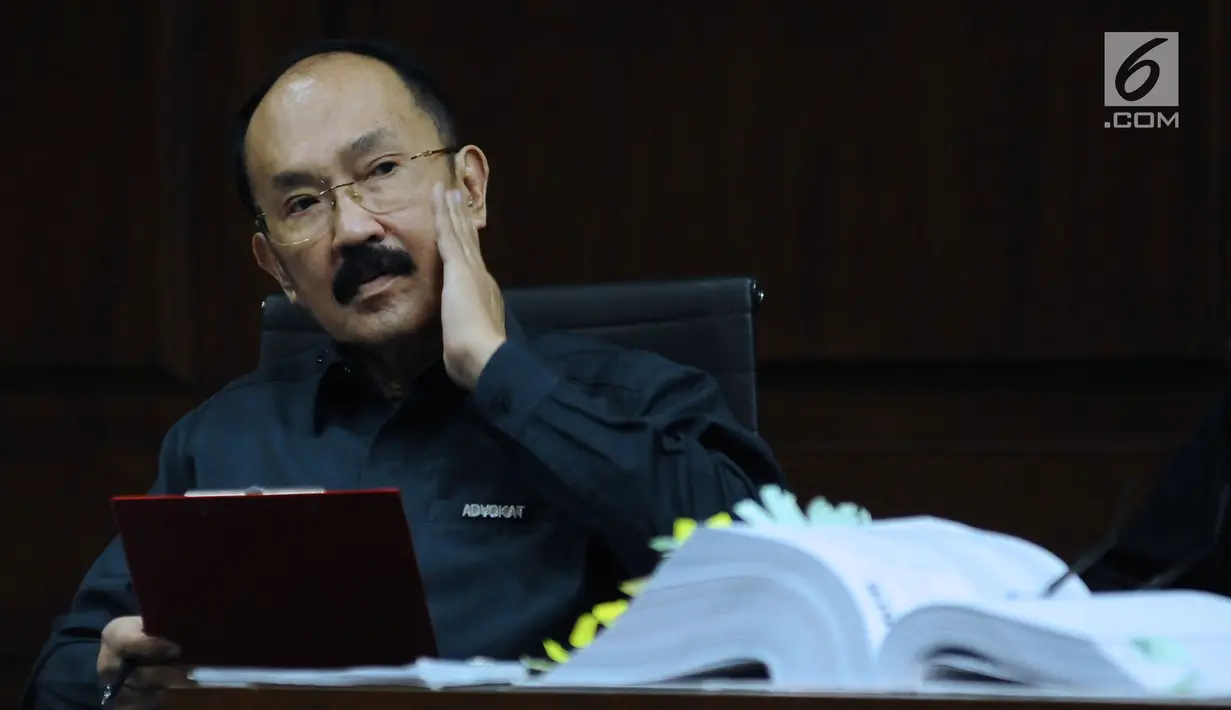 Terdakwa kasus dugaan merintangi penyidikan dugaan korupsi e-KTP, Fredrich Yunadi menyimak keterangan saksi saat sidang lanjutan di Pengadilan Tipikor, Jakarta, Kamis (15/3). Sidang mendengarkan keterangan saksi. (Liputan6.com/Helmi Fithriansyah)