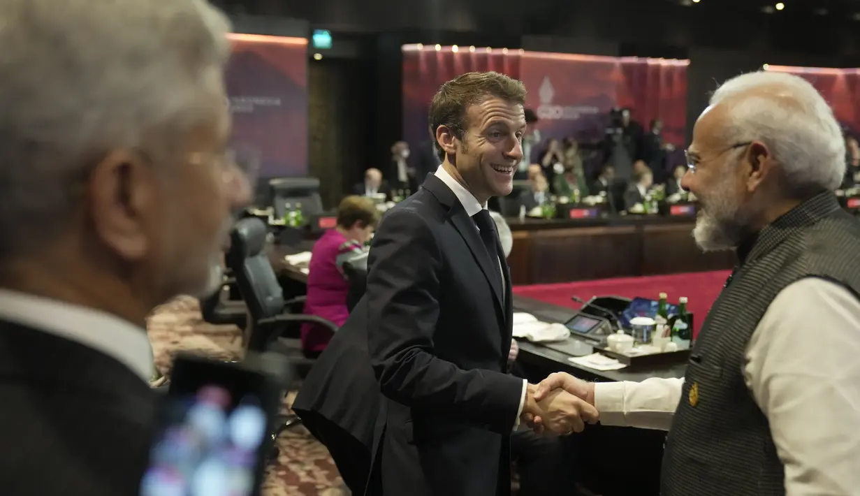 Presiden Prancis Emmanuel Macron (kiri) menyapa Perdana Menteri India Narendra Modi pada pembukaan Konferensi Tingkat Tinggi atau KTT G20 hari pertama di Nusa Dua, Bali, Selasa (15/11/2022). (AP Photo/Dita Alangkara)