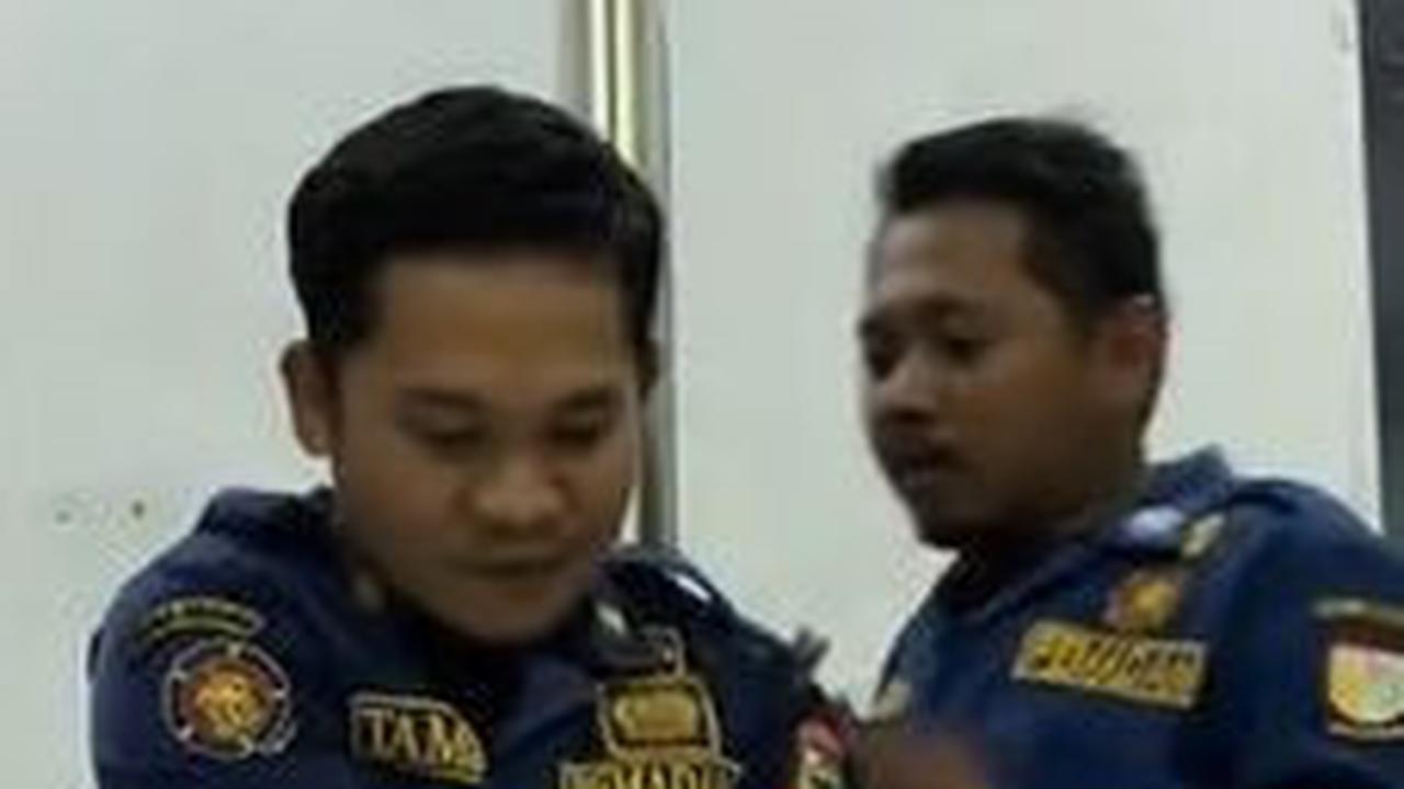 Bikin Ngakak, Petugas Damkar Ini Bagikan Video Edukasi Cara Mengatasi Tabung yang Terbakar dengan Unik