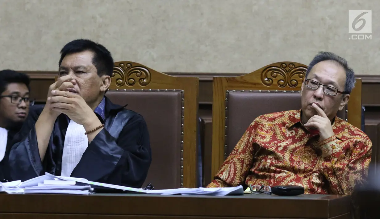 Terdakwa dugaan korupsi pengadaan e-KTP, Made Oka Masagung (kanan) menyimak keterangan saksi pada sidang lanjutan di Pengadilan Tipikor, Jakarta, Selasa (18/9). Sidang mendengar keterangan enam saksi. (Liputan6.com/Helmi Fithriansyah)