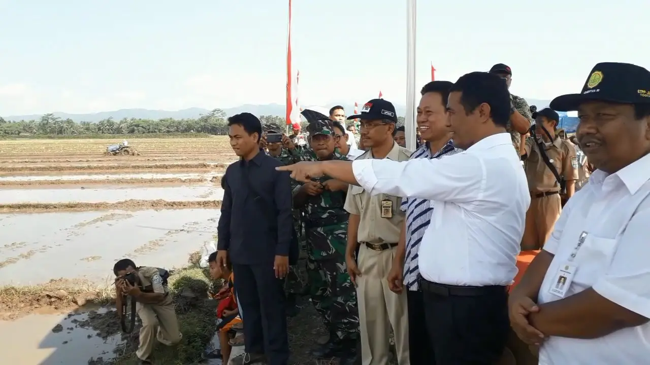Mentan Andi Amran melihat cara kerja alsintan yang dibagikan Kementan. (Foto: Liputan6.com/Galoeh Widura)
