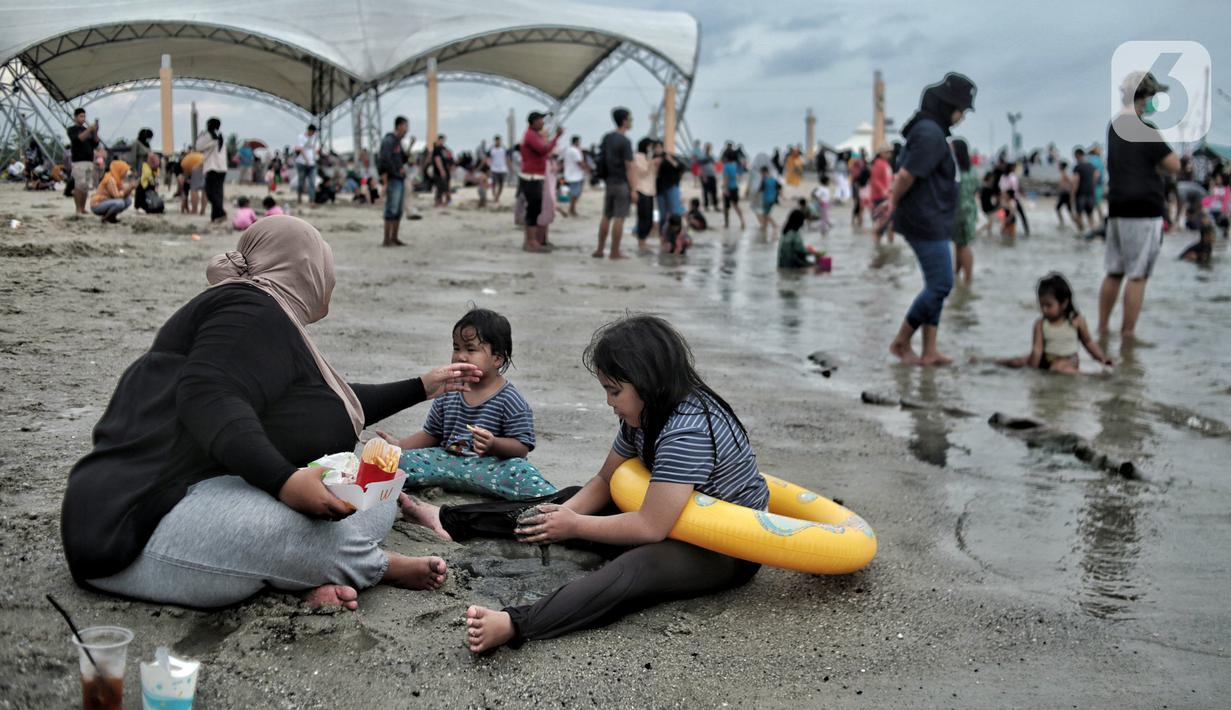 Wisatawan beristirahat saat mengisi libur Natal di Pantai Ancol, Jakarta, Minggu (25/12/2022). Kepala Komunikasi PT Pembangunan Jaya Ancol Ariyadi Eko Nugroho mengungkapkan per hari ini jumlah wisatawan di Taman Impian Jaya Ancol tembus 40.000, angka tersebut meningkat dua kali lipat dibanding libur hari biasa maupun Natal tahun 2021. (merdeka.com/Iqbal S. Nugroho)