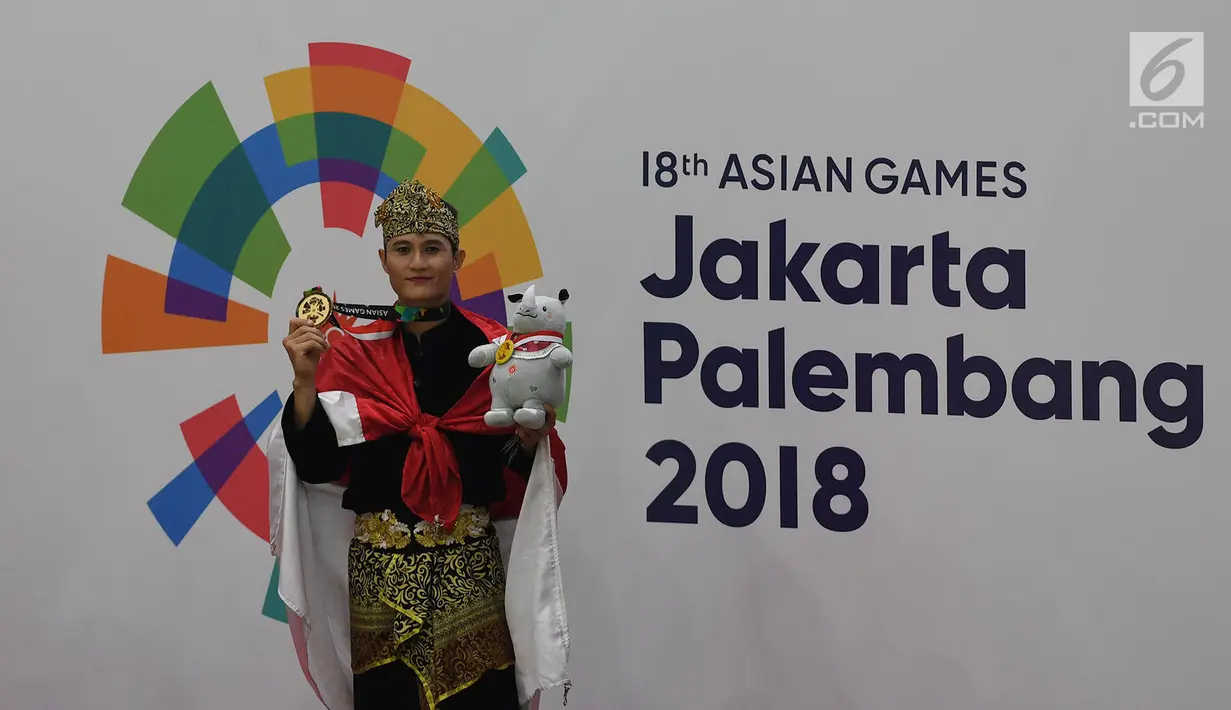 Pesilat Indonesia peraih medali emas, Sugianto berpose usai penyerahan medali tunggal putra pencak silat seni Asian Games 2018 di Padepokan Pencak Silat Taman Mini Indonesia Indah (TMII), Jakarta, Rabu (29/8). (Merdeka.com/ Imam Buhori)