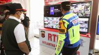 Kepala BNPB Letjen TNI Suharyanto melakukan pemantauan arus mudik Lebaran 2022 di Pos Terpadu Limbangan, Kabupaten Garut, Provinsi Jawa Barat pada Jumat, 29 April 2022. (Dok BNPB)