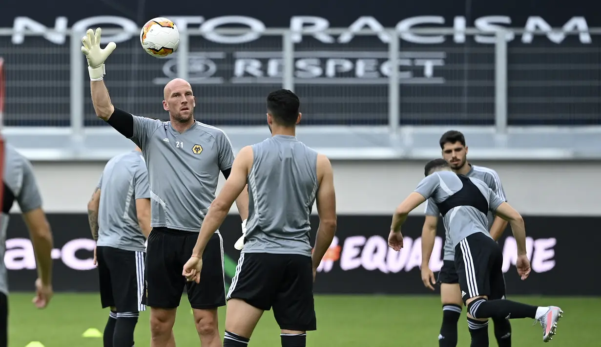 Kiper Wolverhampton Wanderers, John Ruddy menangkap bola saat mengikuti latihan di Duisburg, Jerman, Senin (10/8/2020). Wolverhampton Wanderers akan melawan Sevillla di perempat final Liga Europa. (AP Photo/Ina Fassbender)