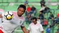 Asisten pelatih Arema, Kuncoro. (Bola.com/Iwan Setiawan)