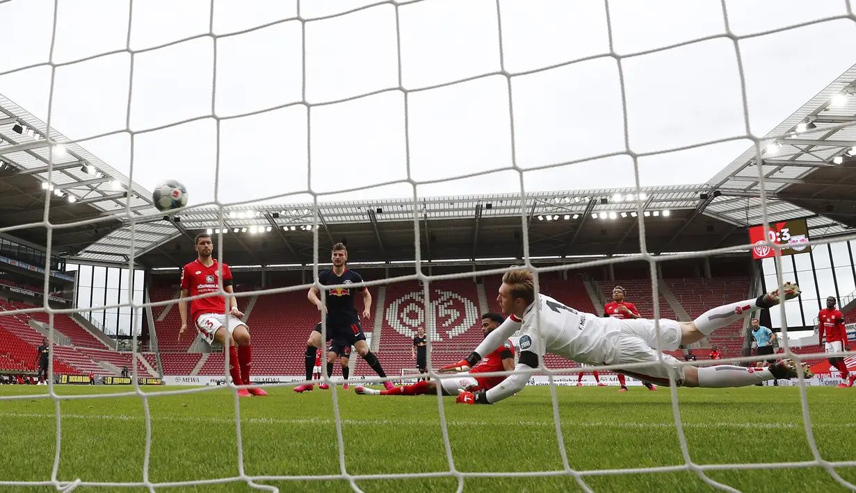 Pemain RB Leipzig, Timo Werner, mencetak gol ke gawang Mainz 05 di Mainz, Minggu (24/5/2020). RB Leipzig menang dengan skor 5-0 atas Mainz 05. (AP/Kai Pfaffenbach)