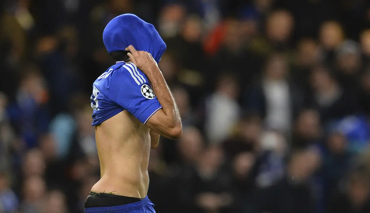 Pemain Chelsea, Diego Costa menutup muka stelah berduel dengan pemain Porto, Danilo pada lanjutan Liga Champions leg kedua grup G di Stadion Stamford Bridge, London, Kamis (10/12/2015) dini hari WIB.  (AFP Photo/Glyn Kirk)