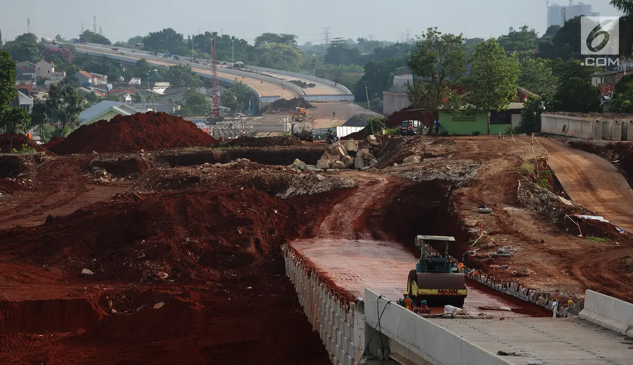 Suasana pengerjaan pembangunan proyek Tol Depok - Antasari (Desari) di TB Simatupang, Jakarta, Rabu (11/8). Proyek pembangunan tol di seksi 1 ini memiliki panjang 12 kilometer yang membentang mulai dari Jalan Pangeran Antasari. (Liputan6.com/JohanTallo)