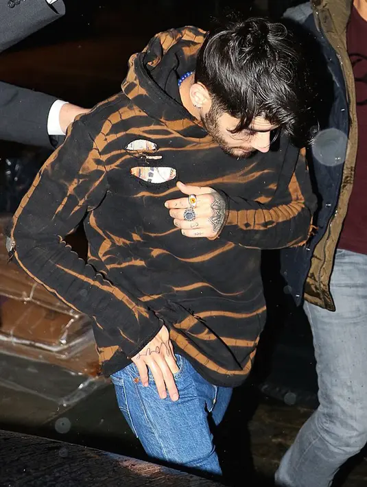 Selain itu, kabarnya Gigi punya trauma tersendiri. Kegagalan ibunya dalam membina rumah tangga memberi dampak yang cukup kuat hingga trauma itu muncul di dalam diri Gigi  Hadid. (doc.dailymail.com)